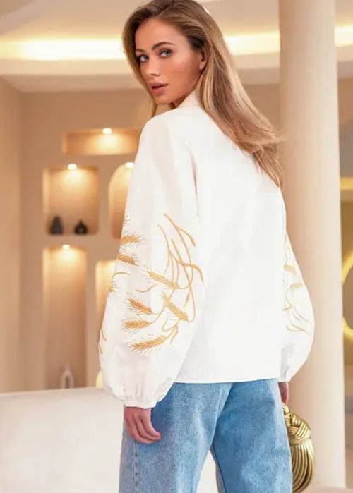 Нова с етикет. Бяла риза с бродирани ръкави - размер М