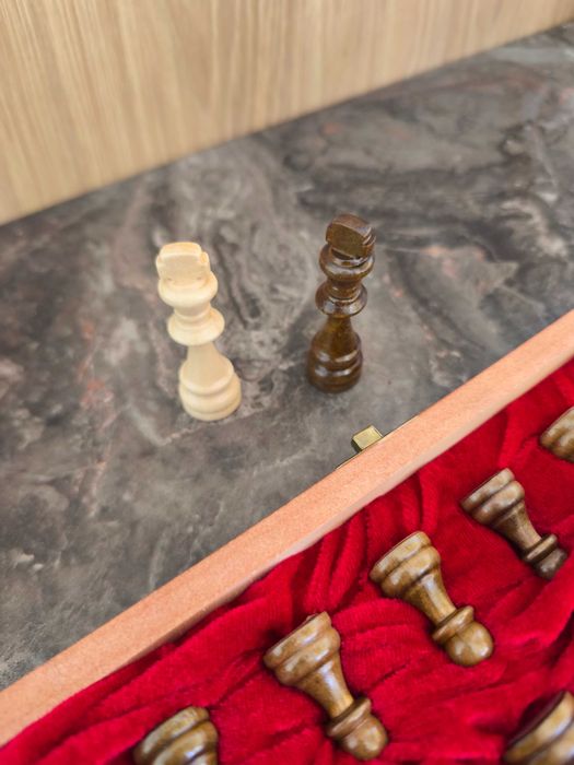 Продавам шах луксозен с дървени фигури