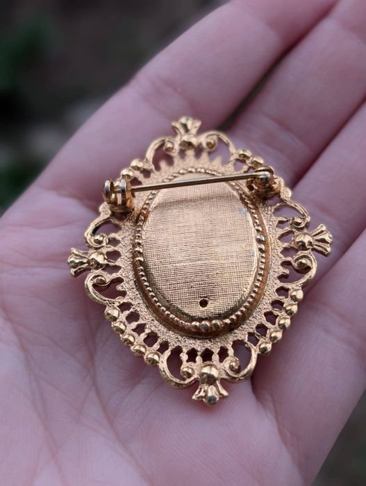 Veche brose camee, stil caseta, placata cu aur