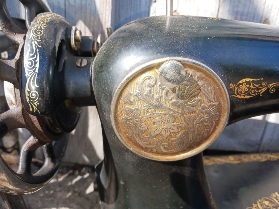 Vând mașină de cusut  originală singer în stare perfectă .