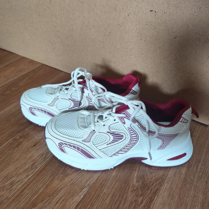 Красавки, красные кроссовки обувь,