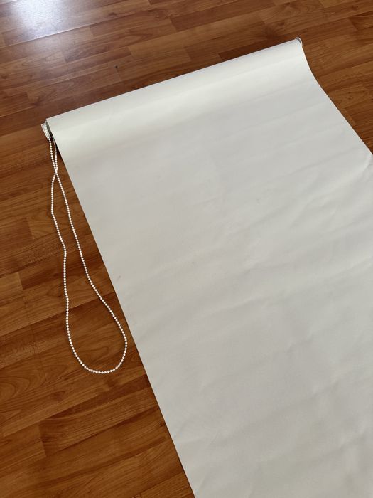 2 jaluzele rulou, una gri si una alba mai mica