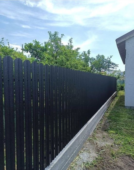 Garduri si porti din sipca metalica, panou stil jaluzele, tabla cutata, plasa bordurata, fier forjat, BCA si alte modele disponibile