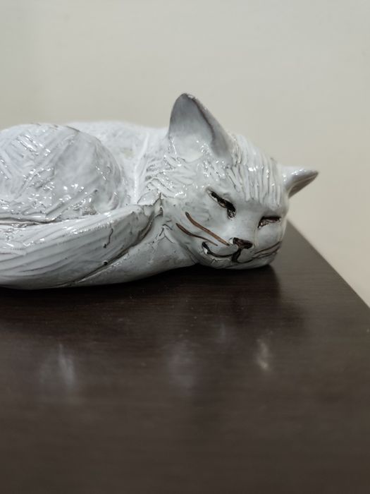Керамична фигурка – спящо коте, ръчно изработена