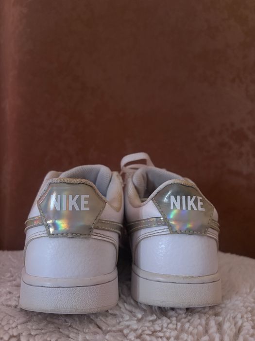 Adidași Nike Court Vision Low - Alb cu logo iridescent / argintiu