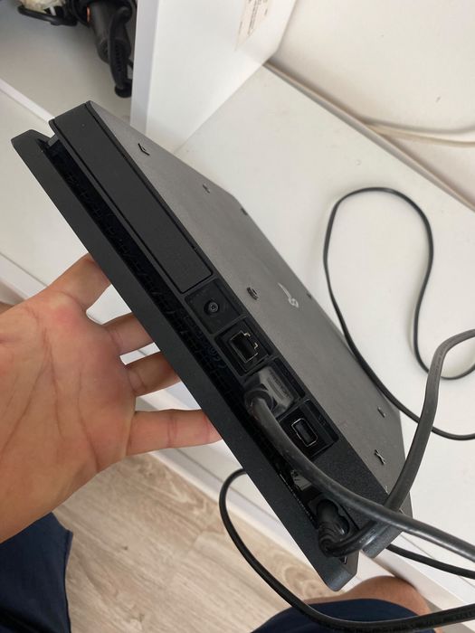 Vand PS4 Slim !!