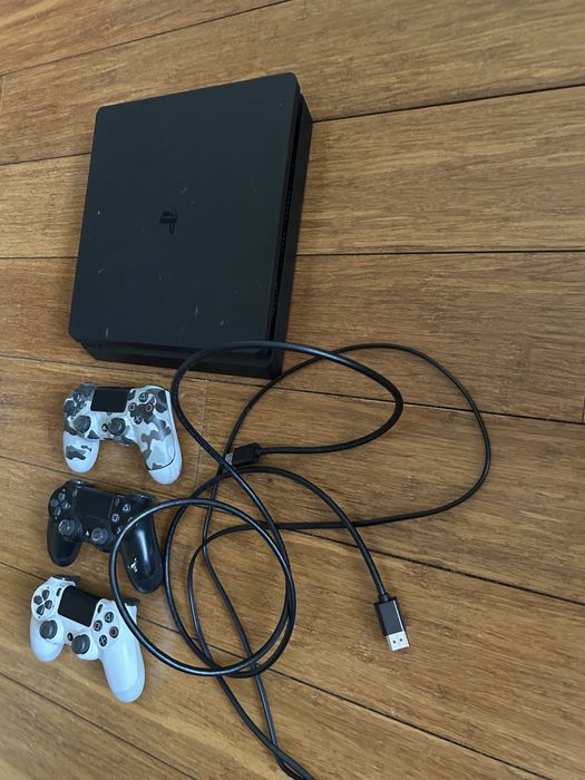 Playstation 4 конзола и три джойстика