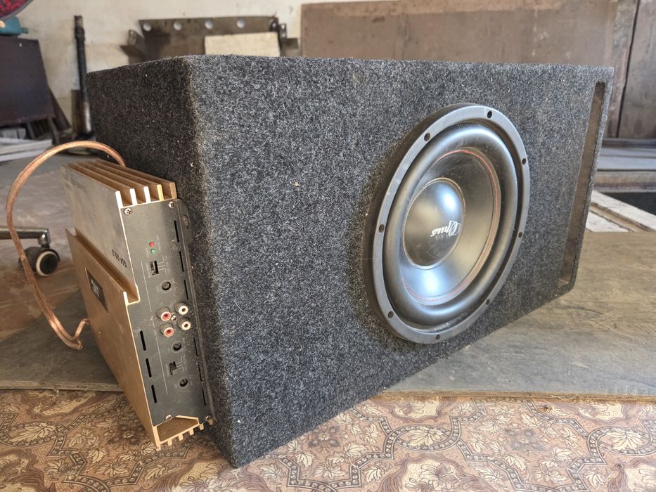 Продам автомобильный сабвуфер в корпусе и усилитель JVC.