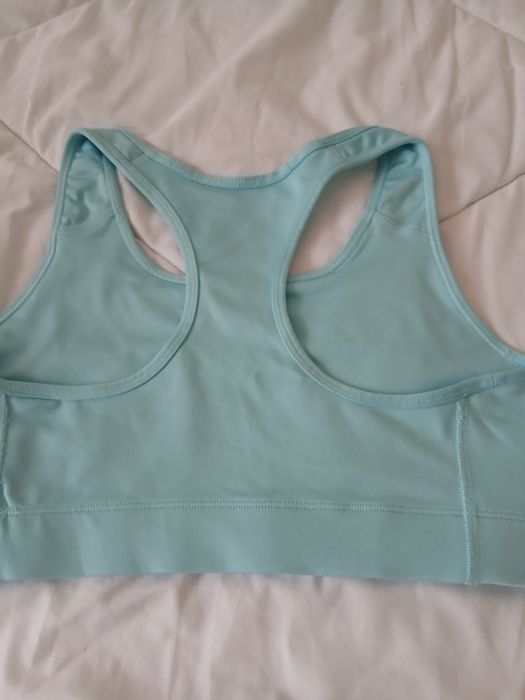 Bustiera Nike și Adidas