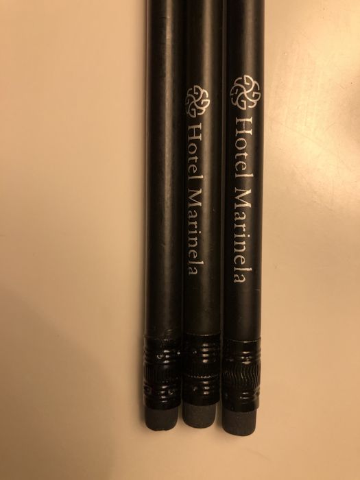 Моливи на hotel Marinela, цветни перящи се фулмастри, други моливи