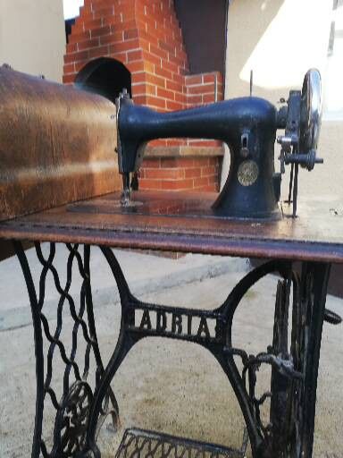 Mașina de cusut de peste 100 ani