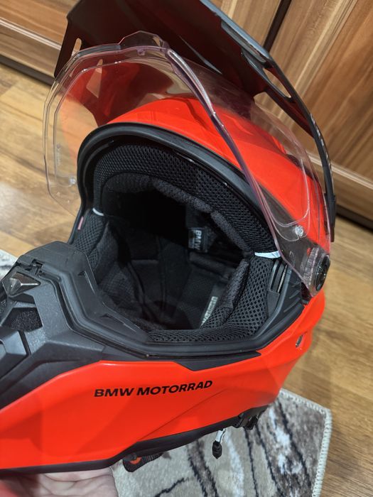 BMW Motorrad – модел с визьор и козирка (Adventure/Enduro стил).