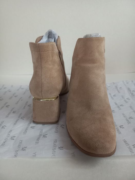 Дамски велурени боти