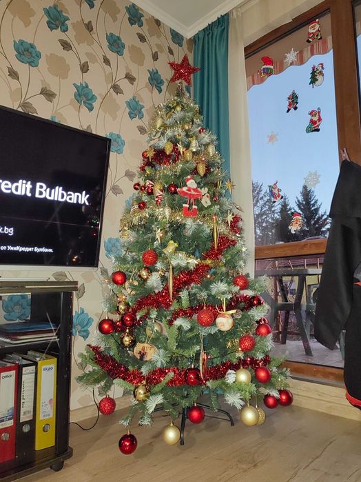 Коледна елха, 180 х 105, С играчки към нея