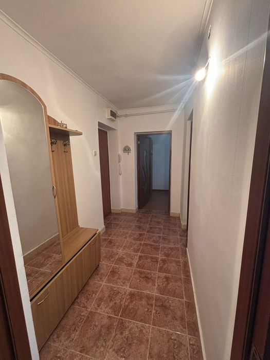 De vânzare apartament compus din  - 3 camere  - balcon închis complet  - bucătărie închisă  - centrala proprie ( gaz ) - semi mobilat  Info 0732871708