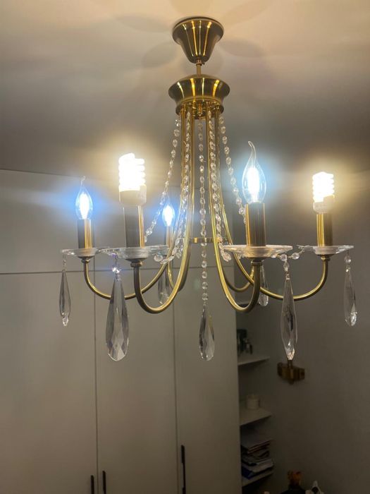 классическая люстра в золотом цвете с хрустальными подвесками