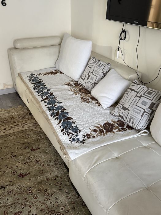 Диван вместе с подушками