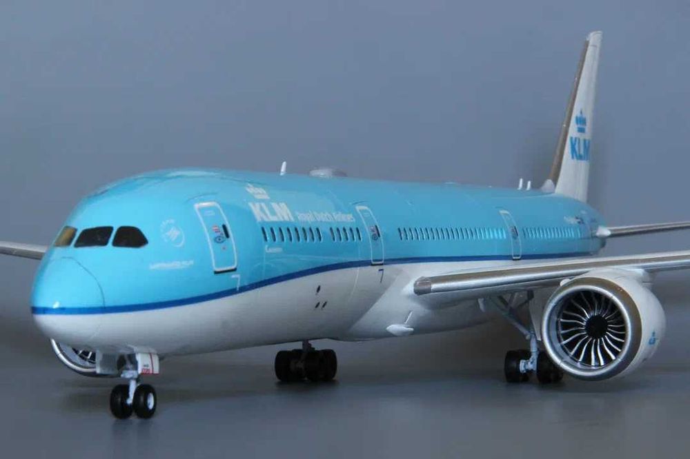 Модель самолёта Boeing 787-900