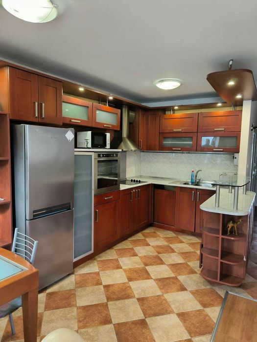 широк център - тристаен