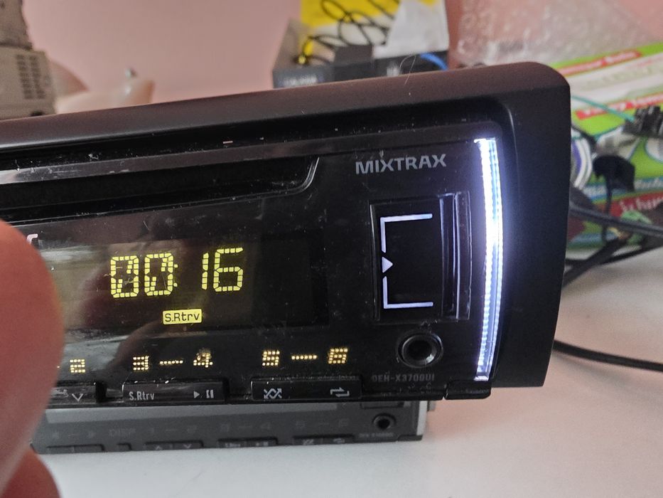 Продавам Poneer deh-x3700ui