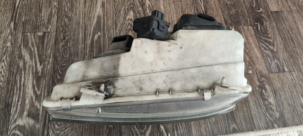 Фара на пассат б4