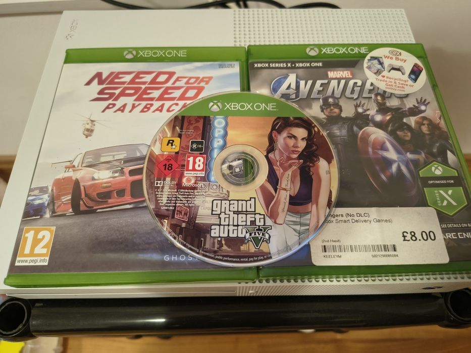 Vând consola jocuri Xbox One S , o maneta, 3 jocuri,780 GB