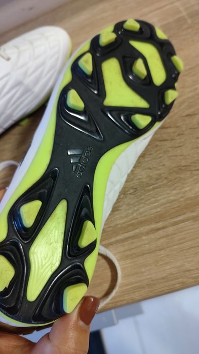 Vând 2 perechi ghete iarba Adidas,mărime 37,5/38