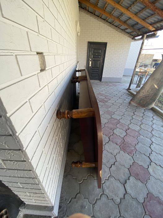 Большой стол для гостиной