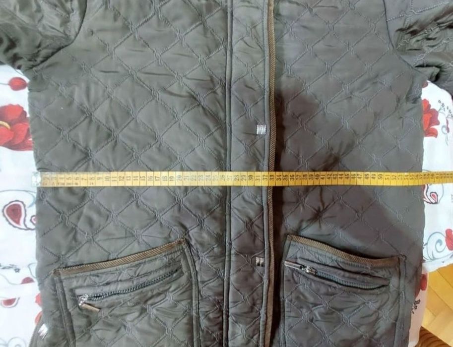 Scurtă dama cu glugă, potrivită pt mărimea  XL.