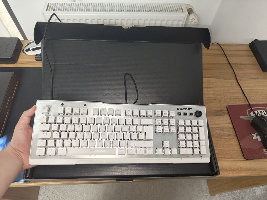 Vând set de mouse și tastatură mecanică Roccat