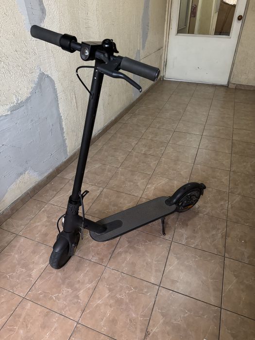Продам электросамокат Xiaomi Mi Electric Scooter Essential