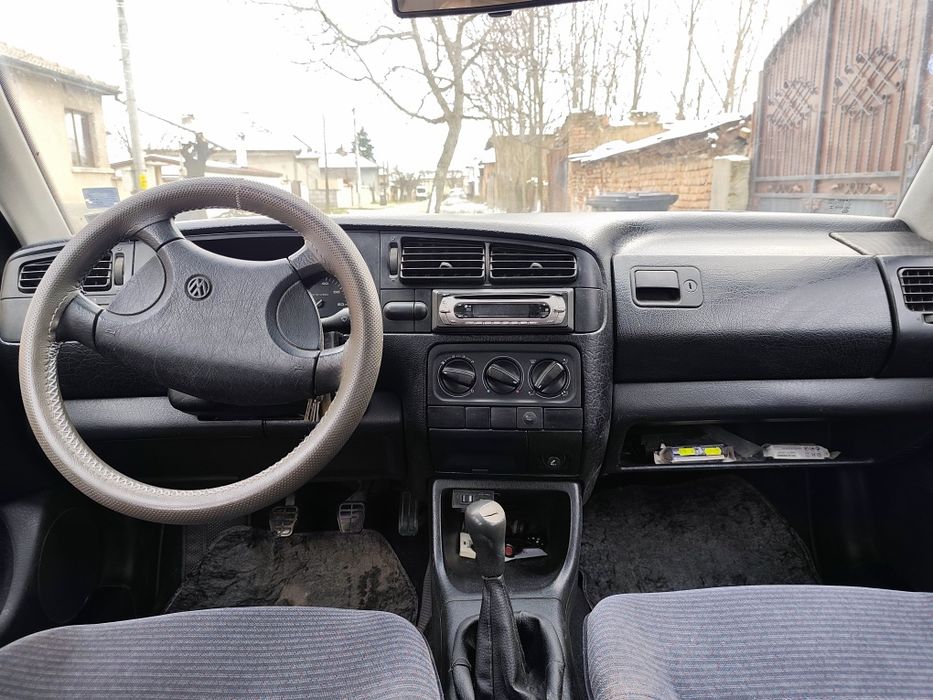 VW голф 1.8 90 коня 93г.