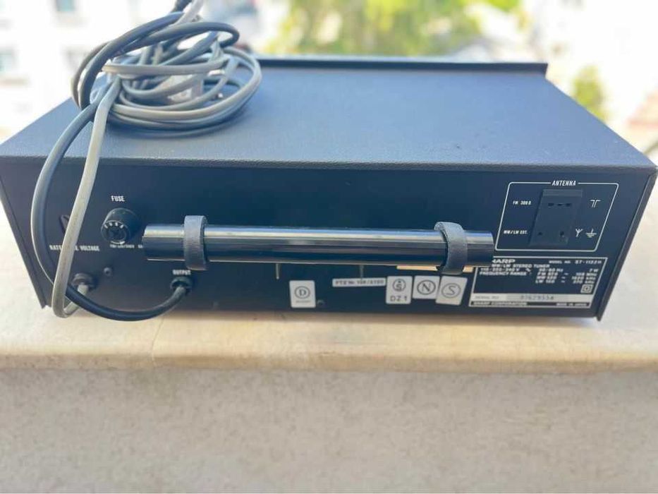 Стерео Тунер SHARP ST-1122, произведен през 1978 година.