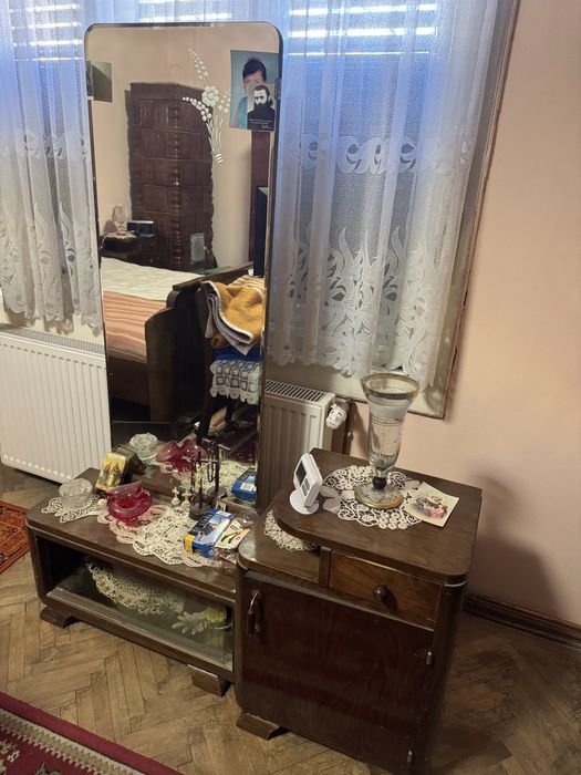 Mobila veche, 2 dulapuri, pat, noptiere si comoda cu oglinda