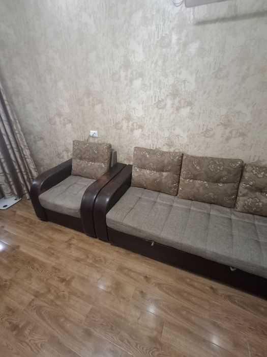 Срочно продаётся большой диван-кровать плюс кресло