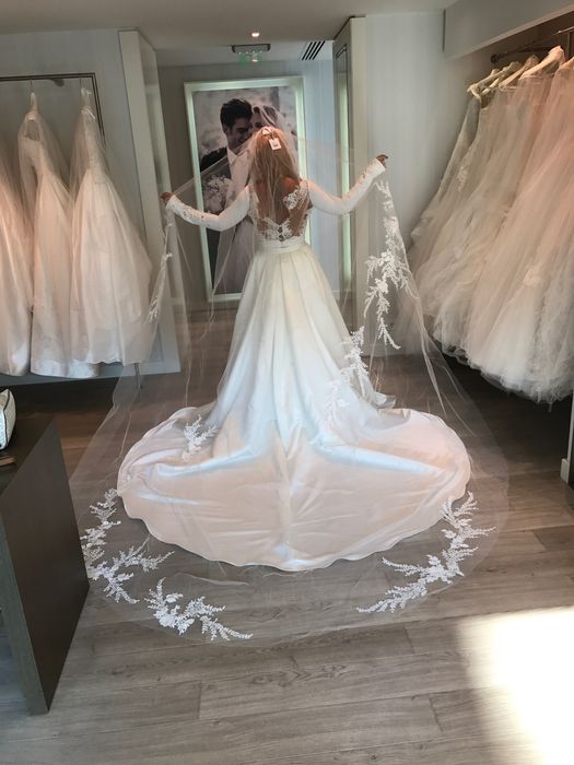 Vând rochie de mireasa Pronovias + fusta + voal