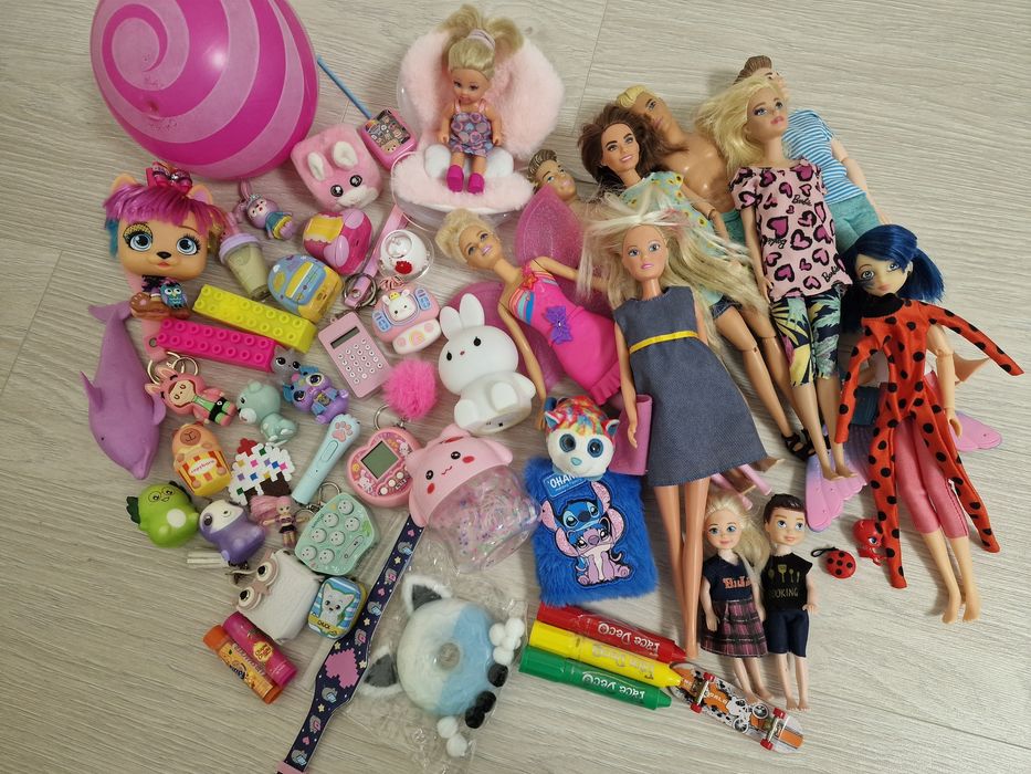 Lot jucarii ce se vede in imagini