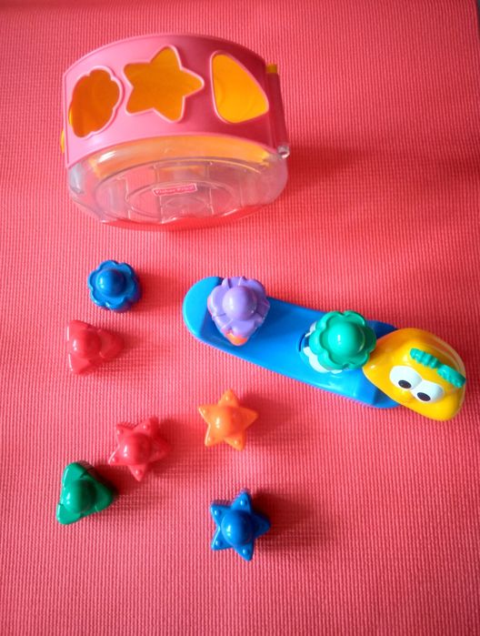 Люлеещ се музикален охлюв със сортиране по форми и цветове -6+ месеца