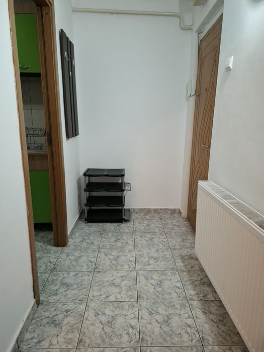 Închiriez apartament cu 2 camere