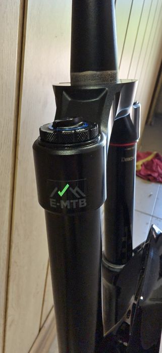 Вилка ROCKSHOX ZEB ULTIMATE RC2 29" 170mm BOOST 15x110mm Tapered Black