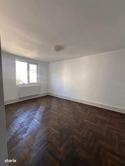 De vanzare apartament cu 4 camere, ultracentral, pret 85.000 euro