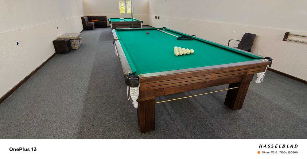 2 комплект бильярд столлари (шарлари ва кийлари билан) сотилади.