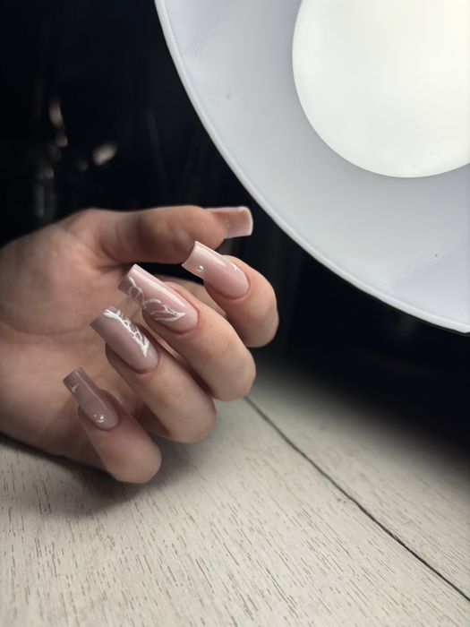 Нужны модели на маникюр