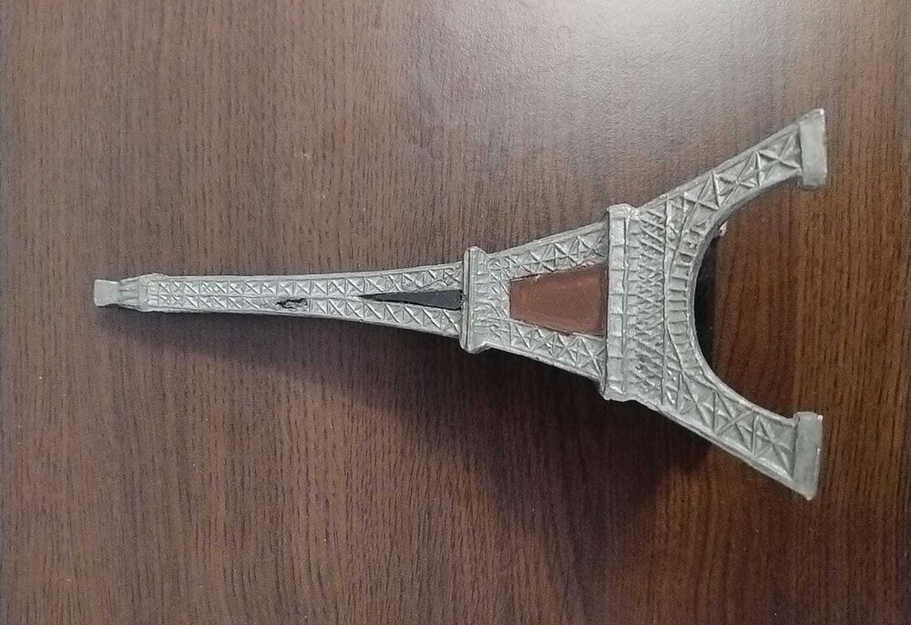 Turnul Eiffel-machetă, din plumb, comunism, de decor, 20 cm