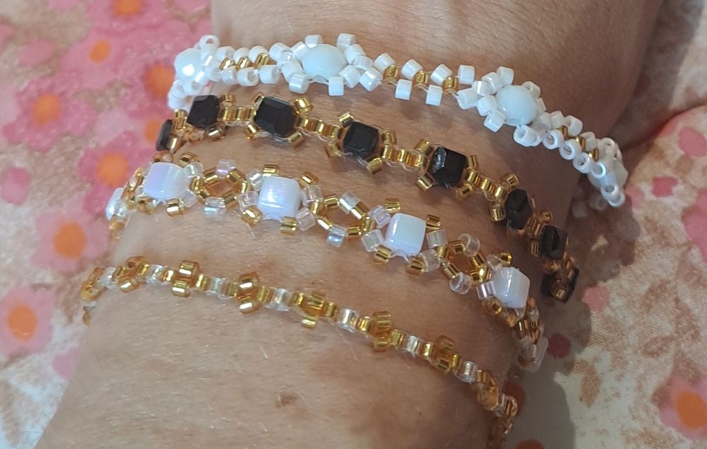 Ръчно плетени бижута от маниста