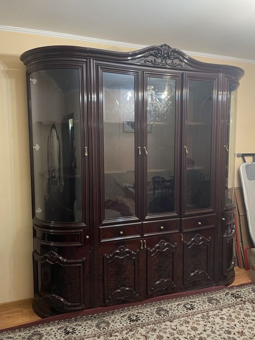 Продается сервант и трюмо