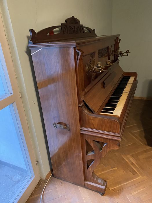 Пиано от времето на Соца