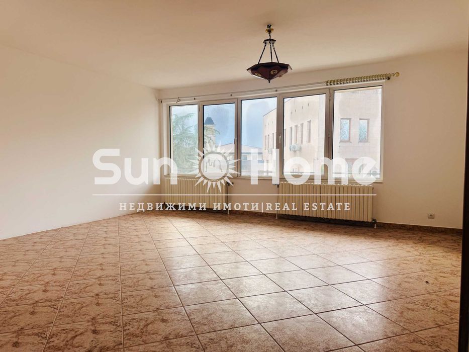 Етаж от къща разположен в самия център на град Свиленград.