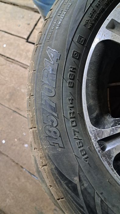 Продам три резины три титанки.  на 14 . 185/70