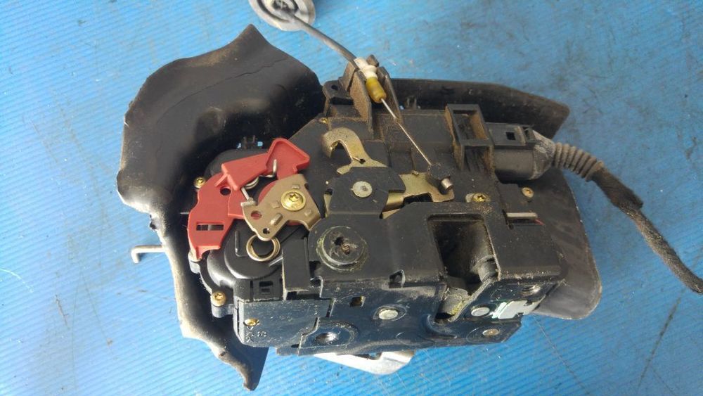 broasca iala usa stanga spate audi a4 b6 8e0839349